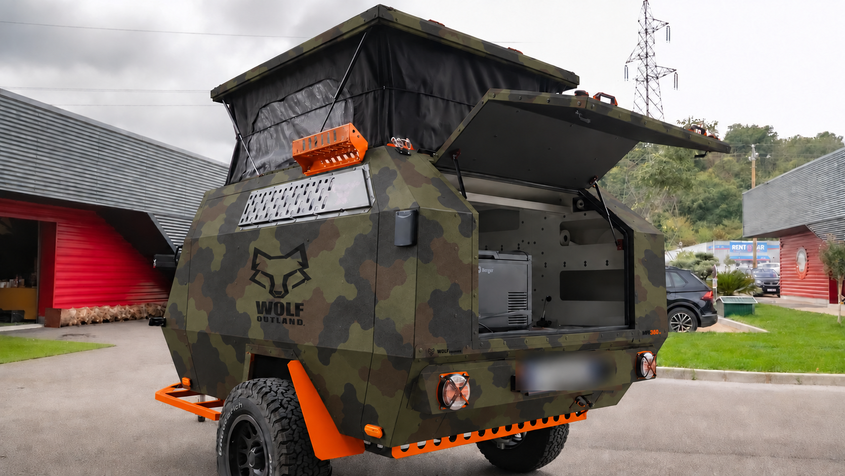 Rear three-quarter view · left side of WOLF MFL 360 caravan in army camouflage, roof raised · kitchen open.