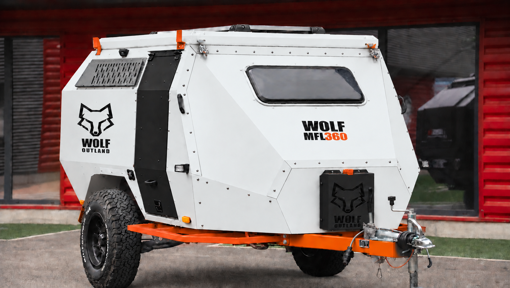 Front three-quarter view · right side of WOLF MFL 360 caravan in glacier white, roof closed · door closed. Front three-quarter view · right side of WOLF MFL 360 caravan in glacier white, roof closed · door closed.