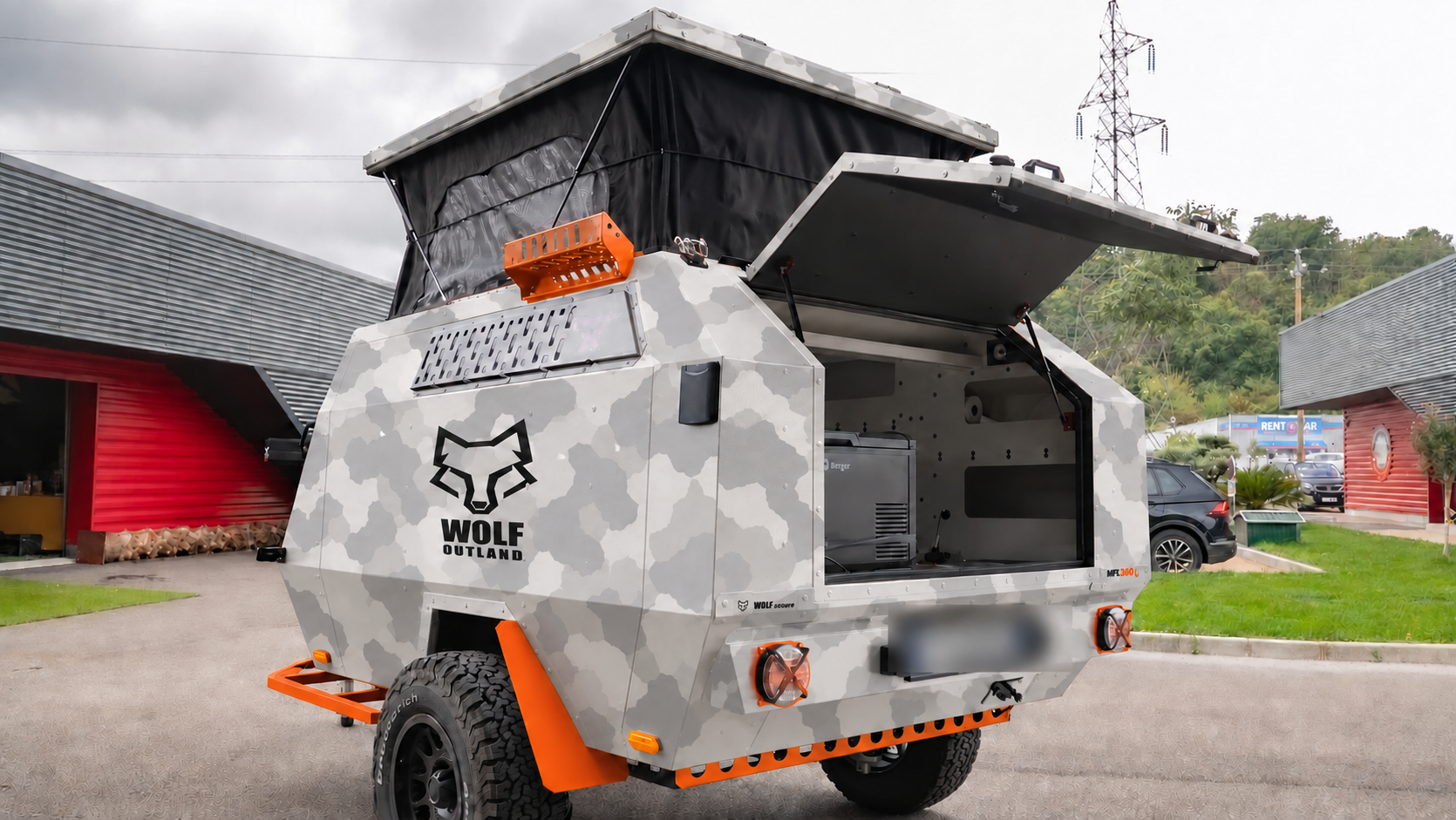 Rear three-quarter view · left side of WOLF MFL 360 caravan in light snow camouflage, roof raised · kitchen open.