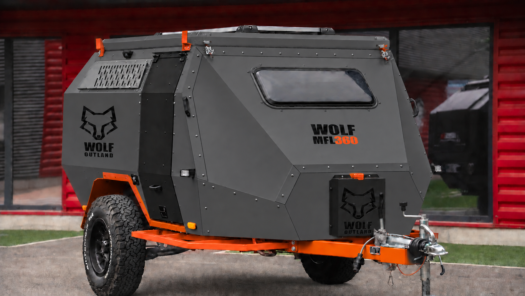 Front three-quarter view · right side of WOLF MFL 360 caravan in graphite, roof closed · door closed.