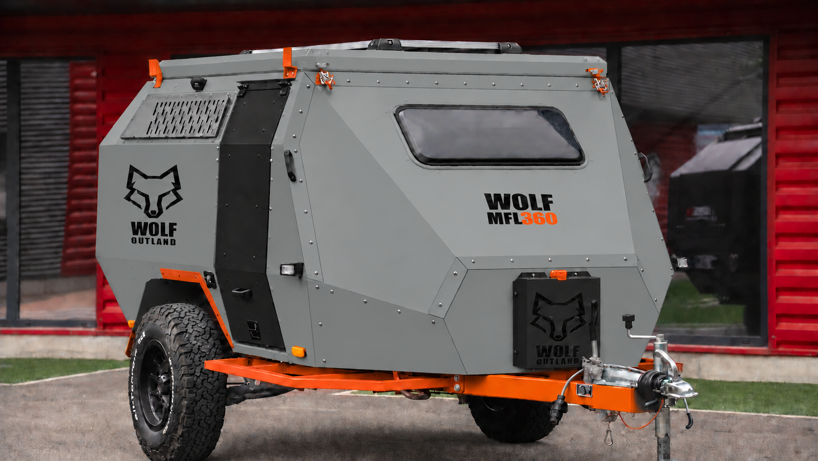 Front three-quarter view · right side of WOLF MFL 360 caravan in mineral grey, roof closed · door closed. Front three-quarter view · right side of WOLF MFL 360 caravan in mineral grey, roof closed · door closed.