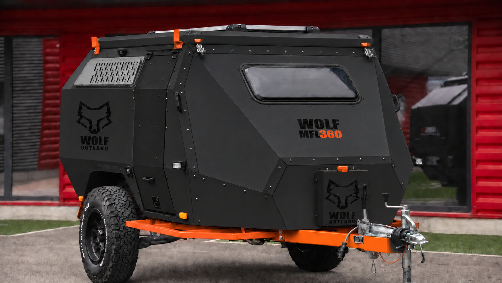 Front three-quarter view · right side of WOLF MFL 360 caravan in matt black, roof closed · door closed. Front three-quarter view · right side of WOLF MFL 360 caravan in matt black, roof closed · door closed.