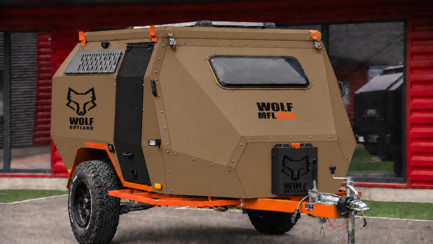 Front three-quarter view · right side of WOLF MFL 360 caravan in bronze, roof closed · door closed.