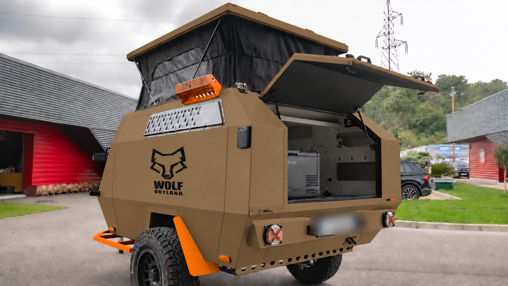 Rear three-quarter view · left side of WOLF MFL 360 caravan in bronze, roof raised · kitchen open.