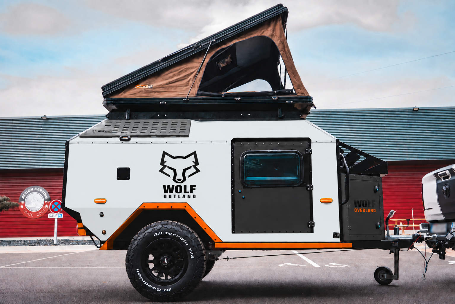 Side view of WOLF Overland caravan in glacier white, tent raised · doors closed. Side view of WOLF Overland caravan in glacier white, tent raised · doors closed.